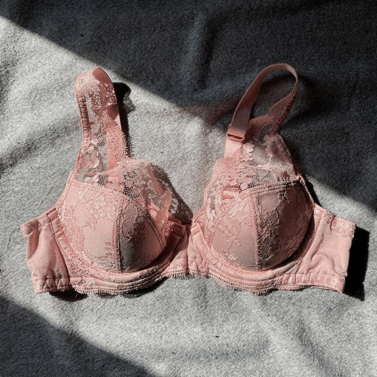 Biustonosz full-cup i half-cup – co to za staniki?