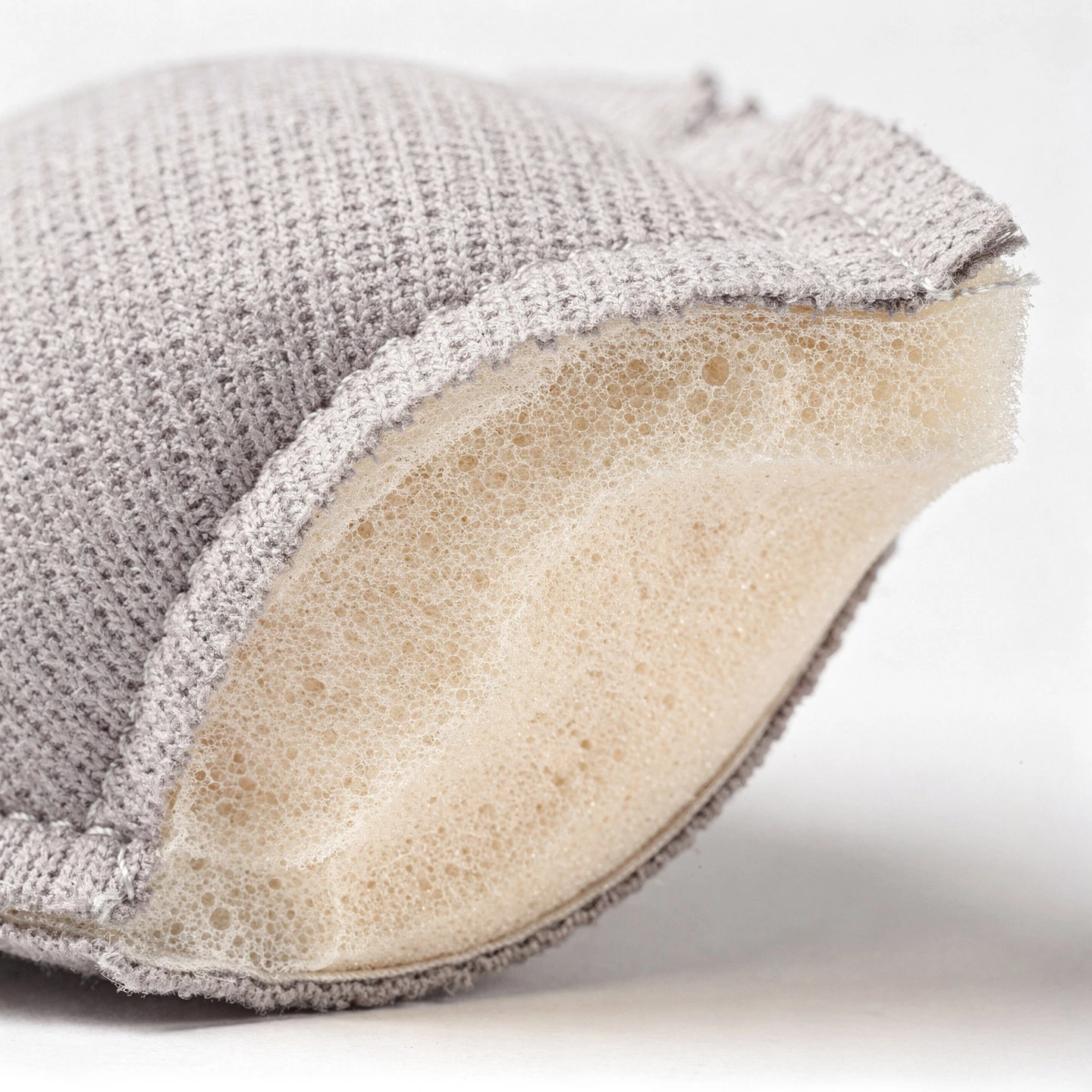 Wyściełane lub watowane miseczki w biustonoszu – co to dokładnie znaczy?